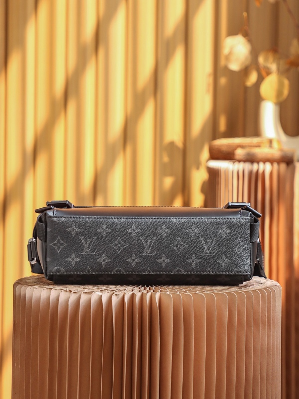 New LV Messenger PM Voyager - Louis Vuitton M40511 Men's Fashion Bags Review BLA077