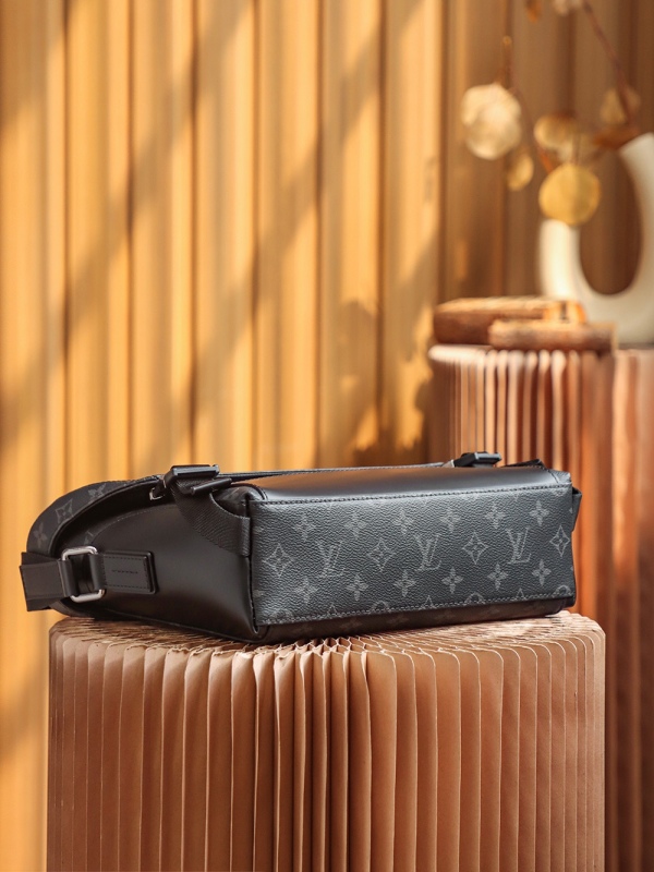 New LV Messenger PM Voyager - Louis Vuitton M40511 Men's Fashion Bags Review BLA077
