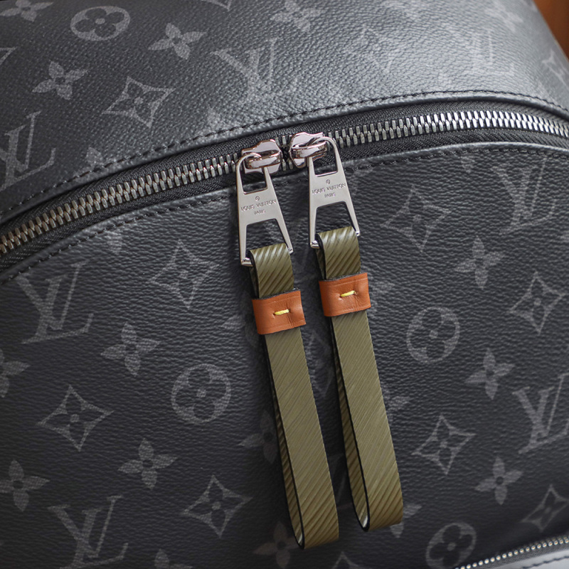 New Louis Vuitton 𝘿𝙄𝙎𝘾𝙊𝙑𝙀𝙍𝙔 Backpack for Men - LV M45218 Review &amp; Details Showcase BLA086