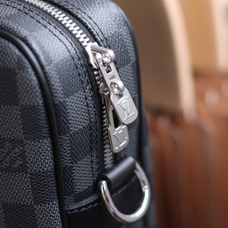 New Louis Vuitton 𝐏𝐎𝐑𝐓𝐄 𝐃𝐎𝐂𝐔𝐌𝐄𝐍𝐓𝐒 𝐕𝐎𝐘𝐀𝐆𝐄 Handbags - LV M41478 for Men BLA085