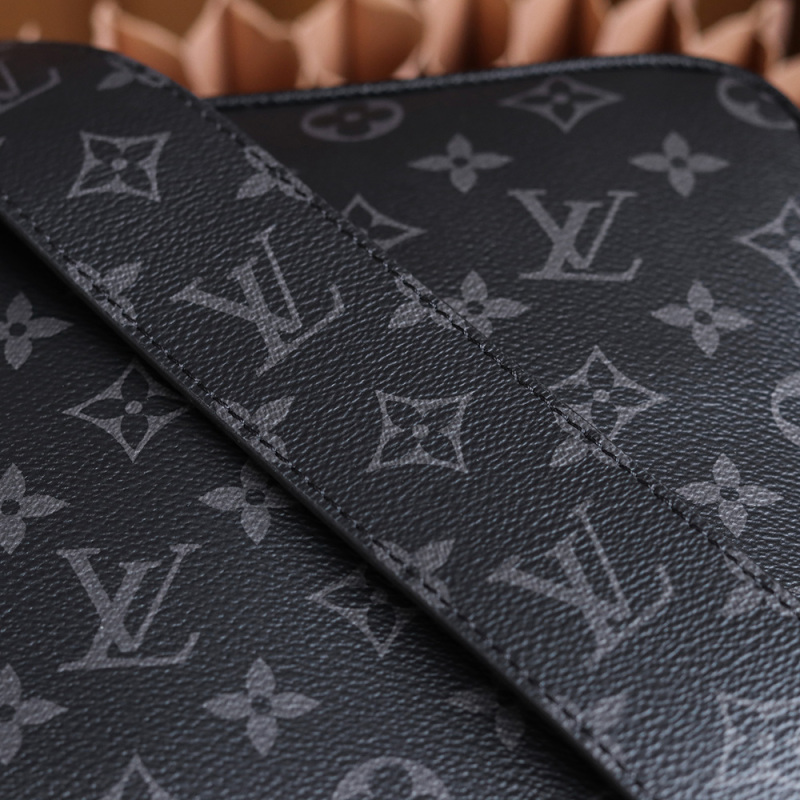 New Louis Vuitton 𝙊𝙐𝙏𝘿𝙊𝙊𝙍 Messenger - LV M30233 Taigarama PM Shoulder Bag for Men BLA083