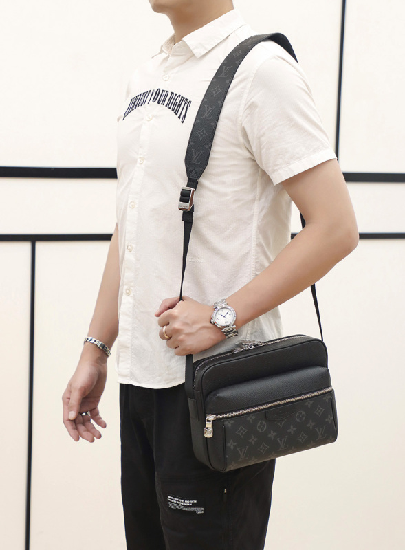 New Louis Vuitton 𝙊𝙐𝙏𝘿𝙊𝙊𝙍 Messenger - LV M30233 Taigarama PM Shoulder Bag for Men BLA083
