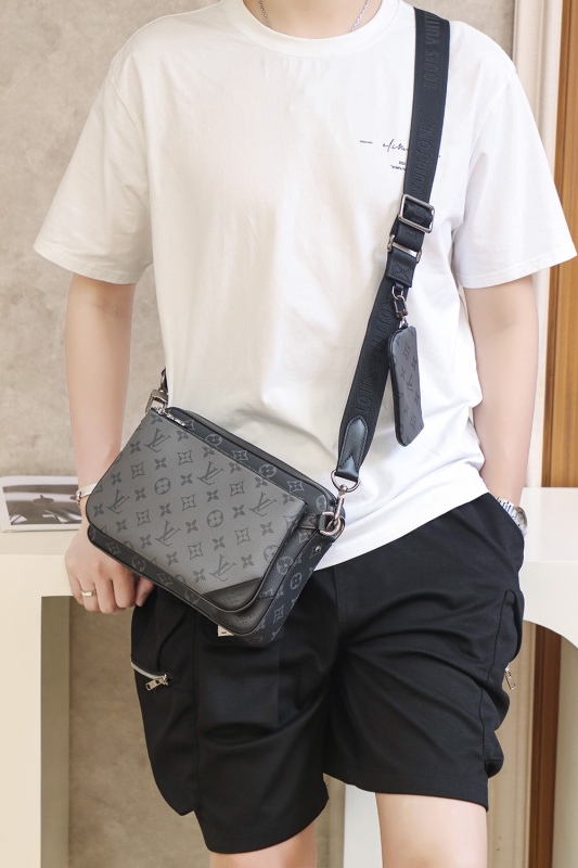 New Louis Vuitton 𝑭𝒐𝒍𝒅 𝑴𝒆 Handbags - LV M69443 Size Comparison BLA080