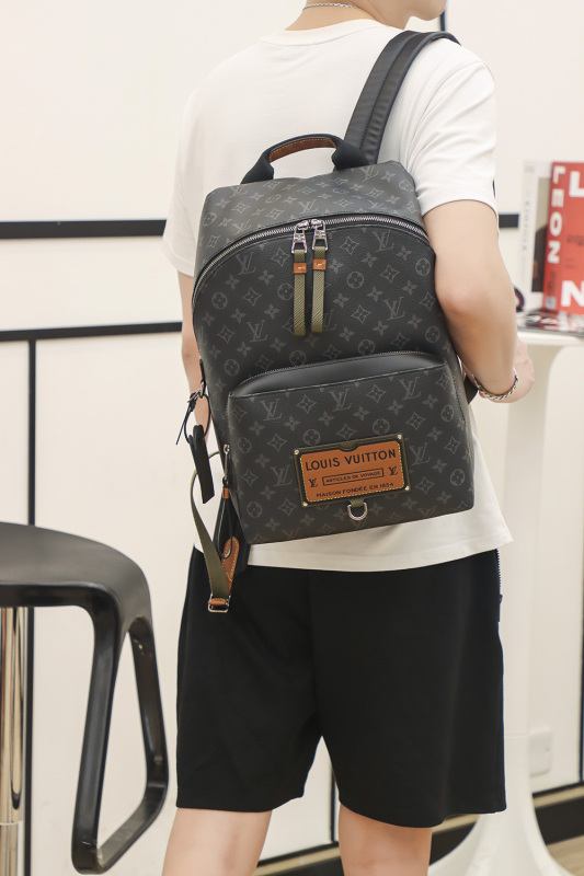 New Louis Vuitton 𝘿𝙄𝙎𝘾𝙊𝙑𝙀𝙍𝙔 Backpack for Men - LV M45218 Review &amp; Details Showcase BLA086