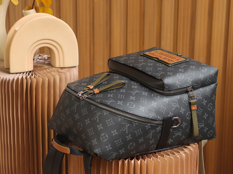 New Louis Vuitton 𝘿𝙄𝙎𝘾𝙊𝙑𝙀𝙍𝙔 Backpack for Men - LV M45218 Review &amp; Details Showcase BLA086