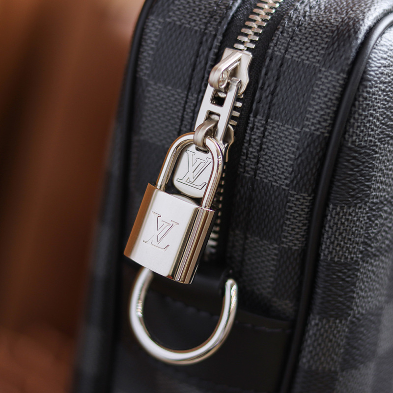 New Louis Vuitton 𝐏𝐎𝐑𝐓𝐄 𝐃𝐎𝐂𝐔𝐌𝐄𝐍𝐓𝐒 𝐕𝐎𝐘𝐀𝐆𝐄 Handbags - LV M41478 for Men BLA085