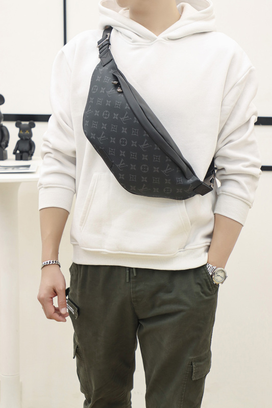 New Louis Vuitton 𝐃𝐈𝐒𝐂𝐎𝐕𝐄𝐑𝐘 Waist Bags - LV M44336 Size Comparison BLA081