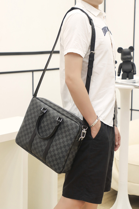 New Louis Vuitton 𝐏𝐎𝐑𝐓𝐄 𝐃𝐎𝐂𝐔𝐌𝐄𝐍𝐓𝐒 𝐕𝐎𝐘𝐀𝐆𝐄 Handbags - LV M41478 for Men BLA085