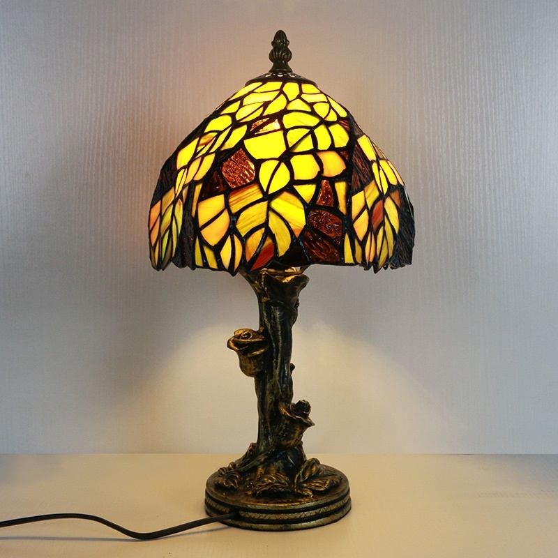 Tiffany Leaf Pattern Table Lamp