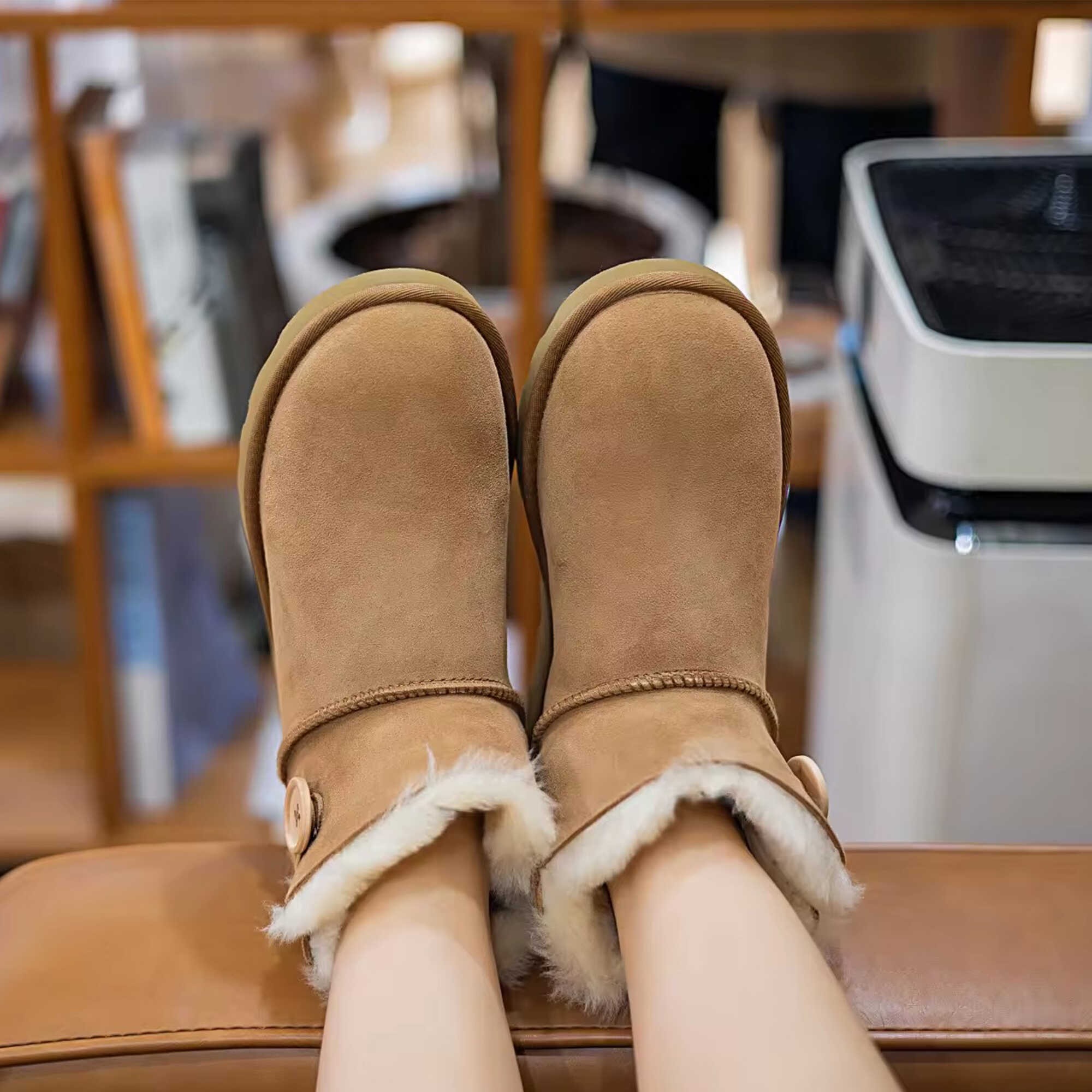 Single button snow boots