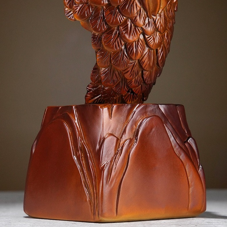 Brozne eagle statue