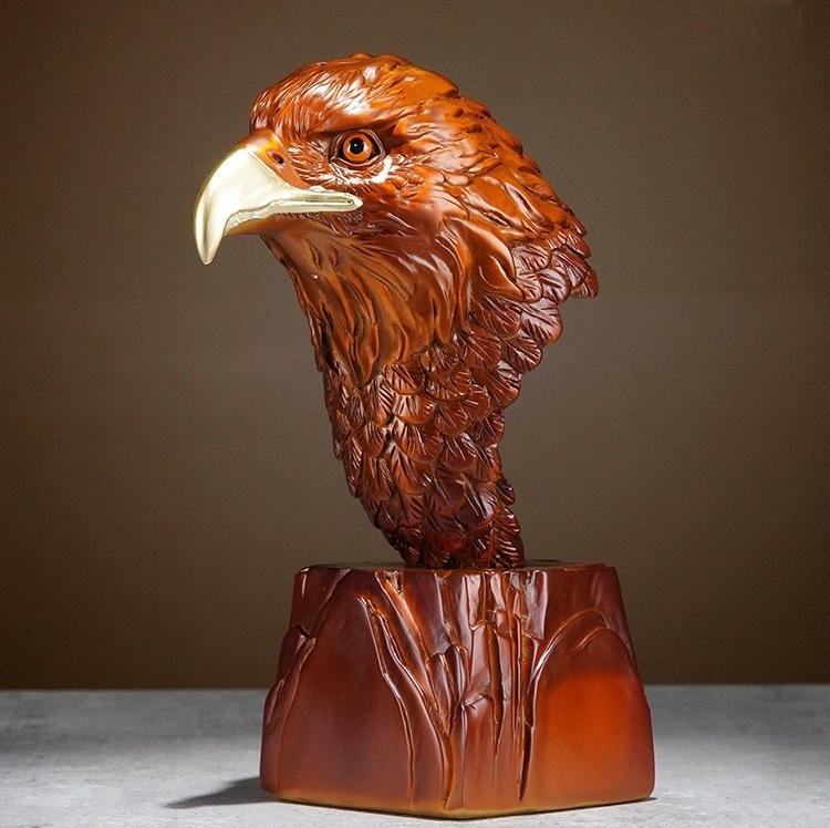 Brozne eagle statue