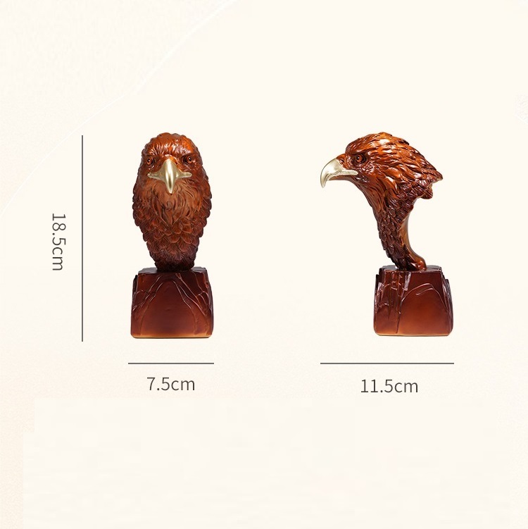 Brozne eagle statue