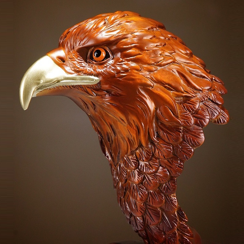 Brozne eagle statue
