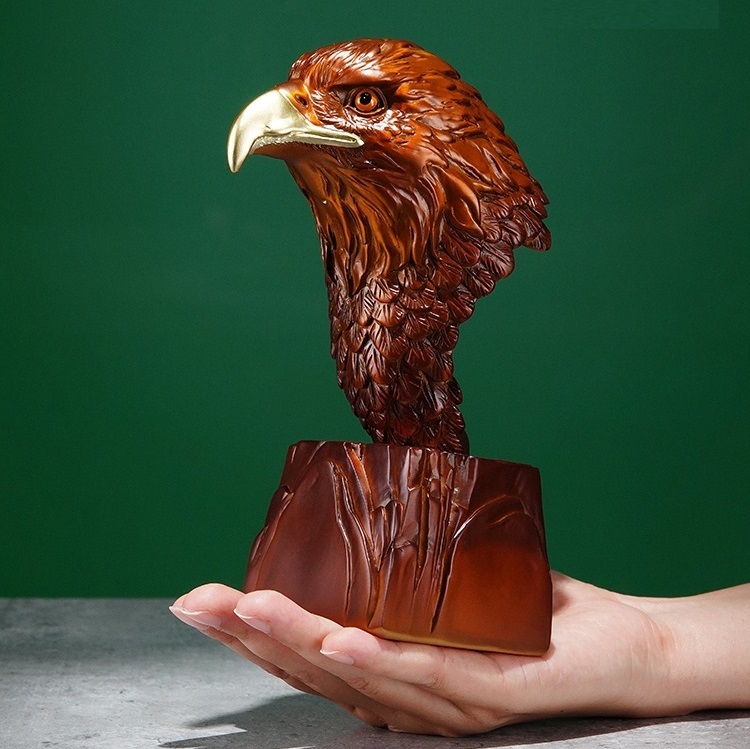 Brozne eagle statue