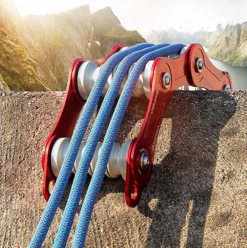Climbing rope roller