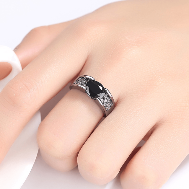 M00848 အနက်ရောင်ကျောက်ဖြင့် အလှဆင်ထားသော  ဇာကွန် လက်စွပ်