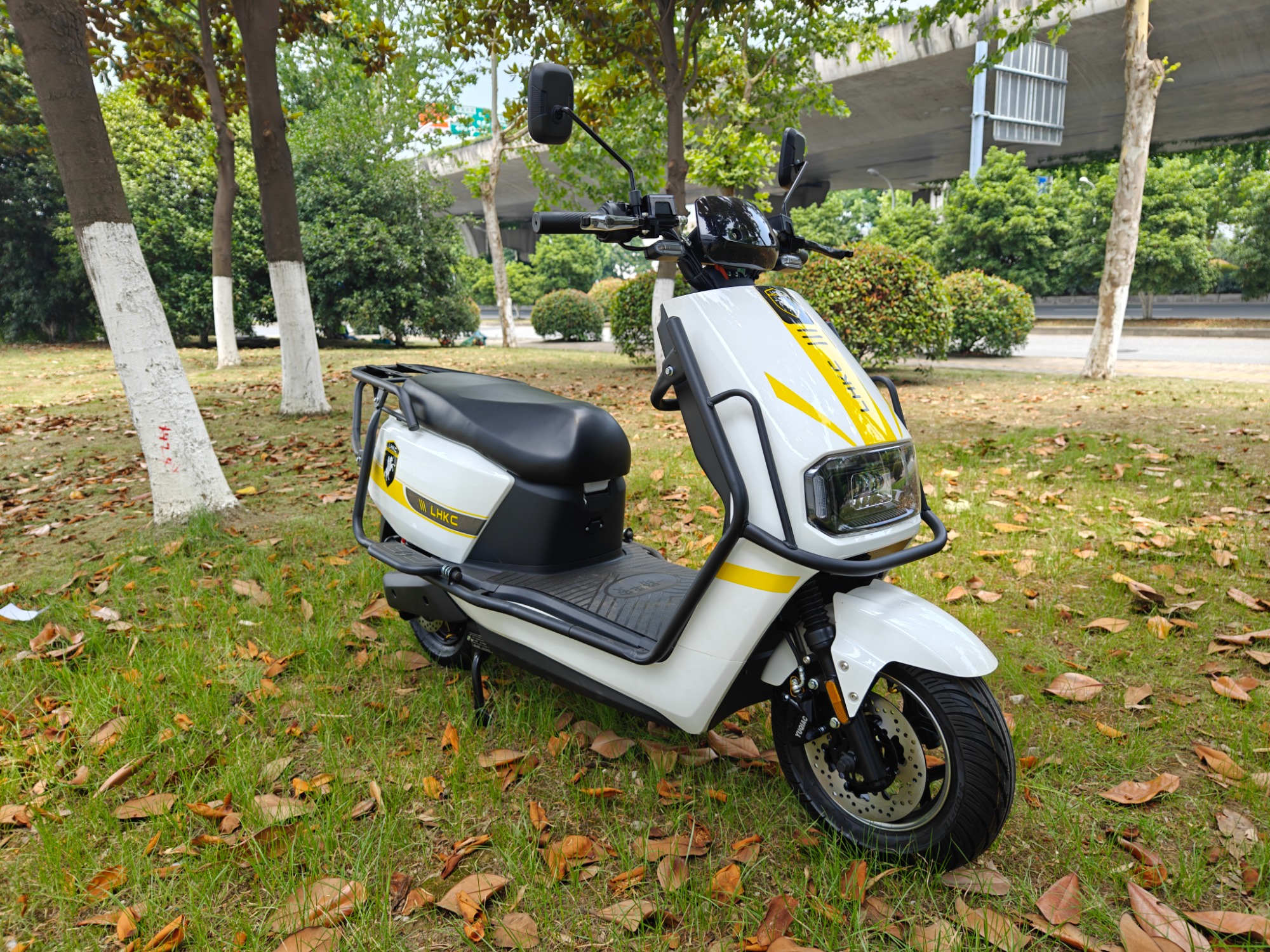 72V800W Latest Two-Wheeled Lightweight Commuter Electric Scooter