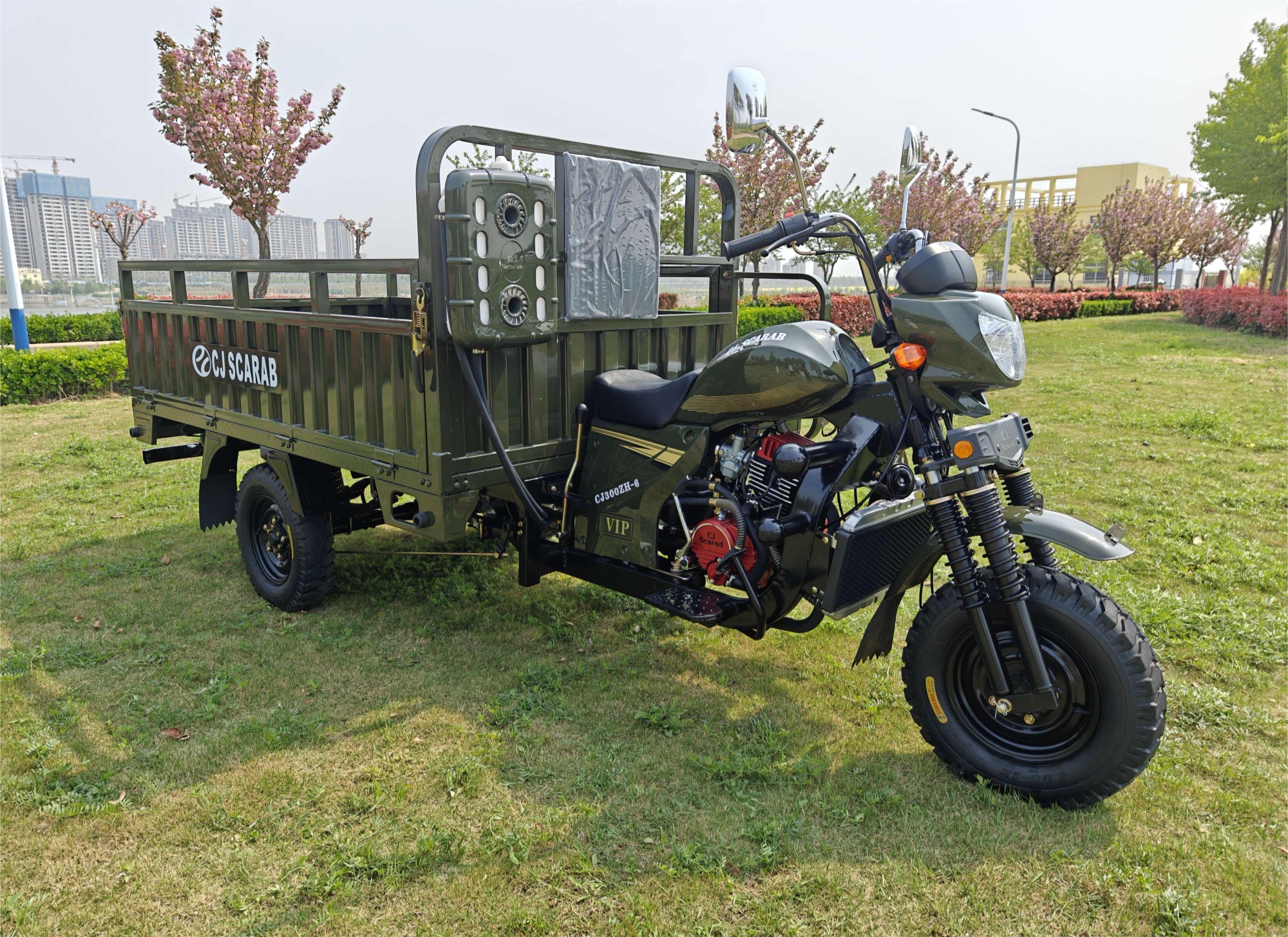 Durable 300cc Gasoline Cargo Tricycle for International Buyers with One-Arm Four-Spring Hydraulic Shock Absorber