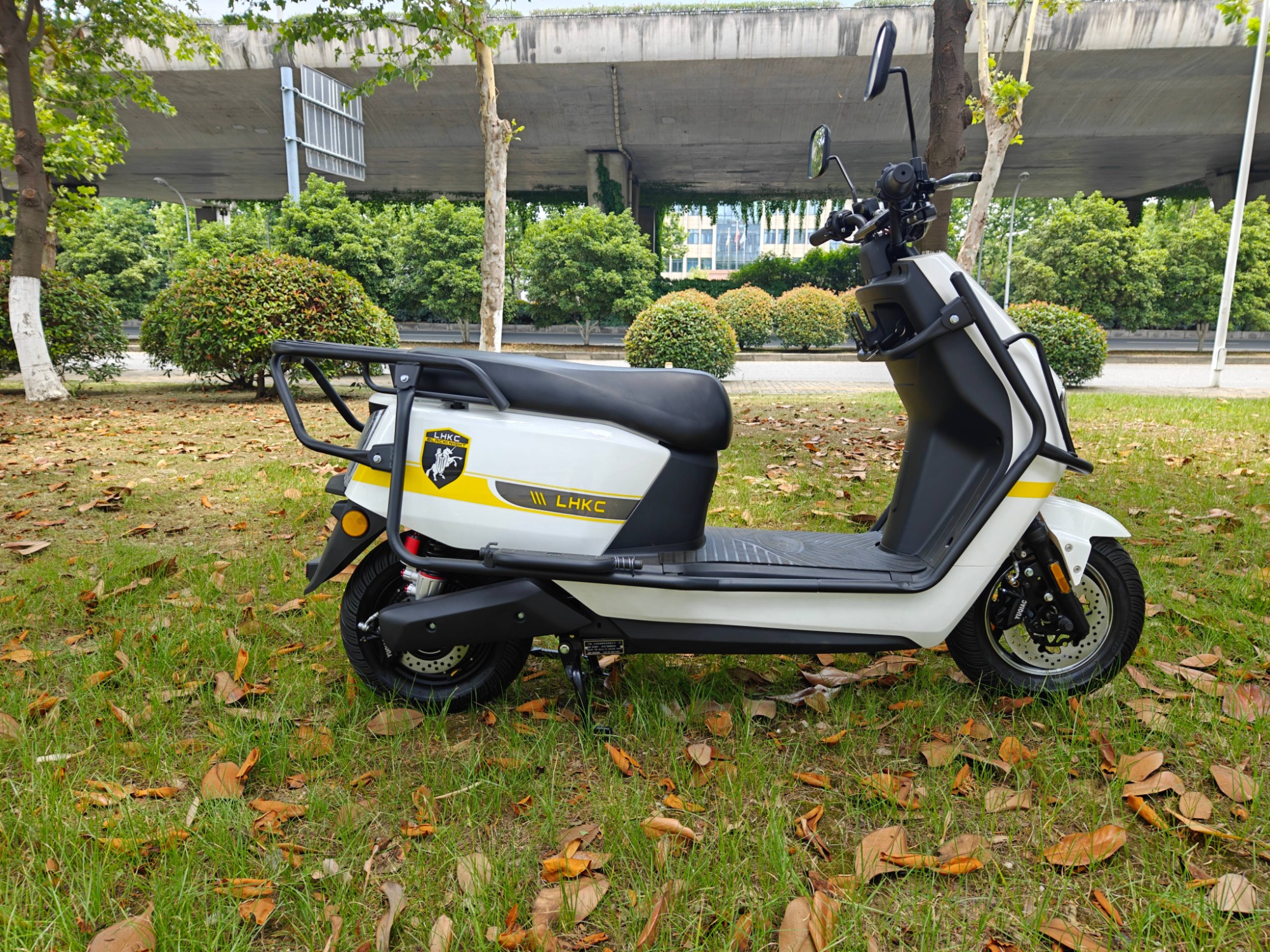 72V800W Latest Two-Wheeled Lightweight Commuter Electric Scooter