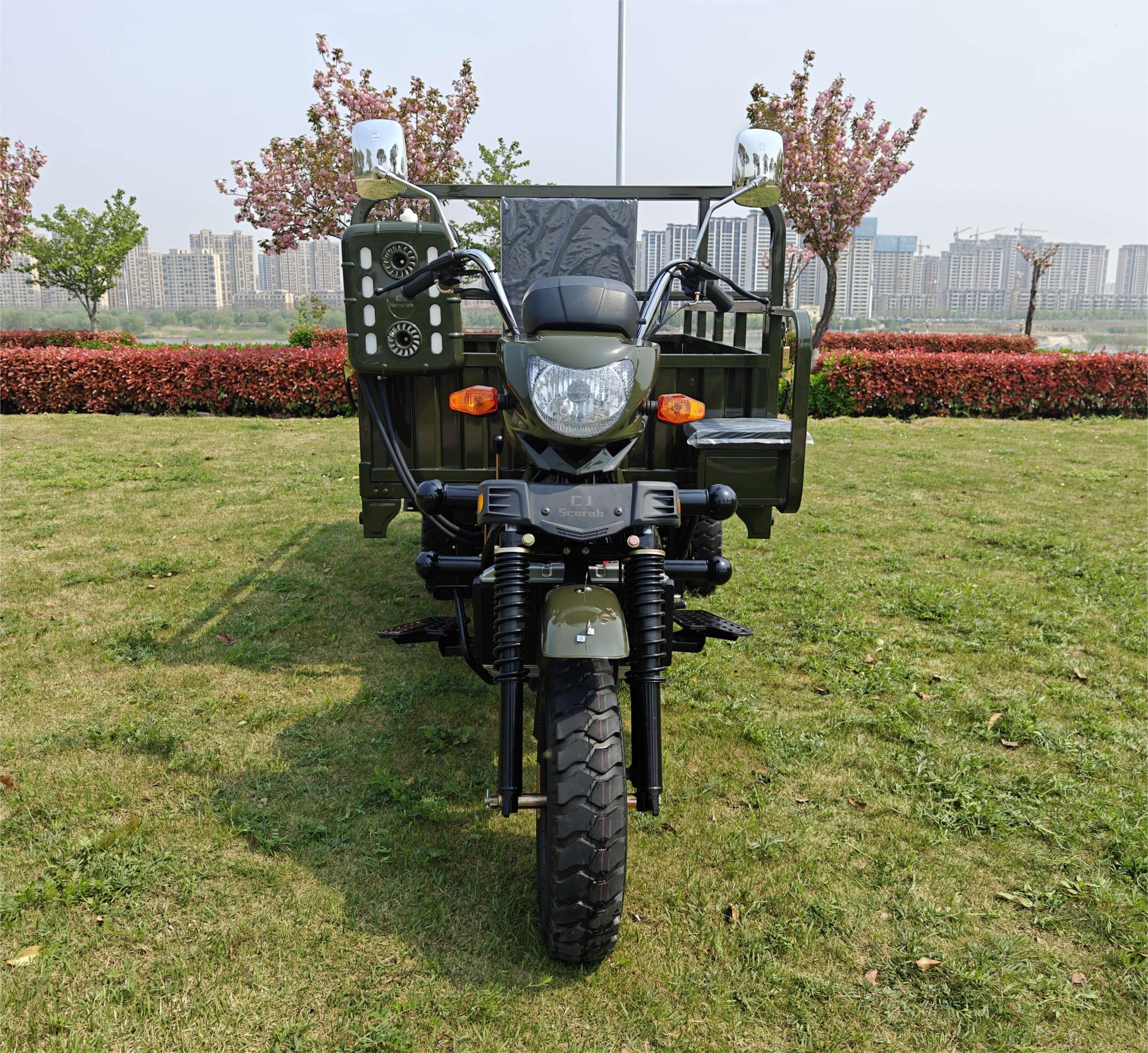 Durable 300cc Gasoline Cargo Tricycle for International Buyers with One-Arm Four-Spring Hydraulic Shock Absorber