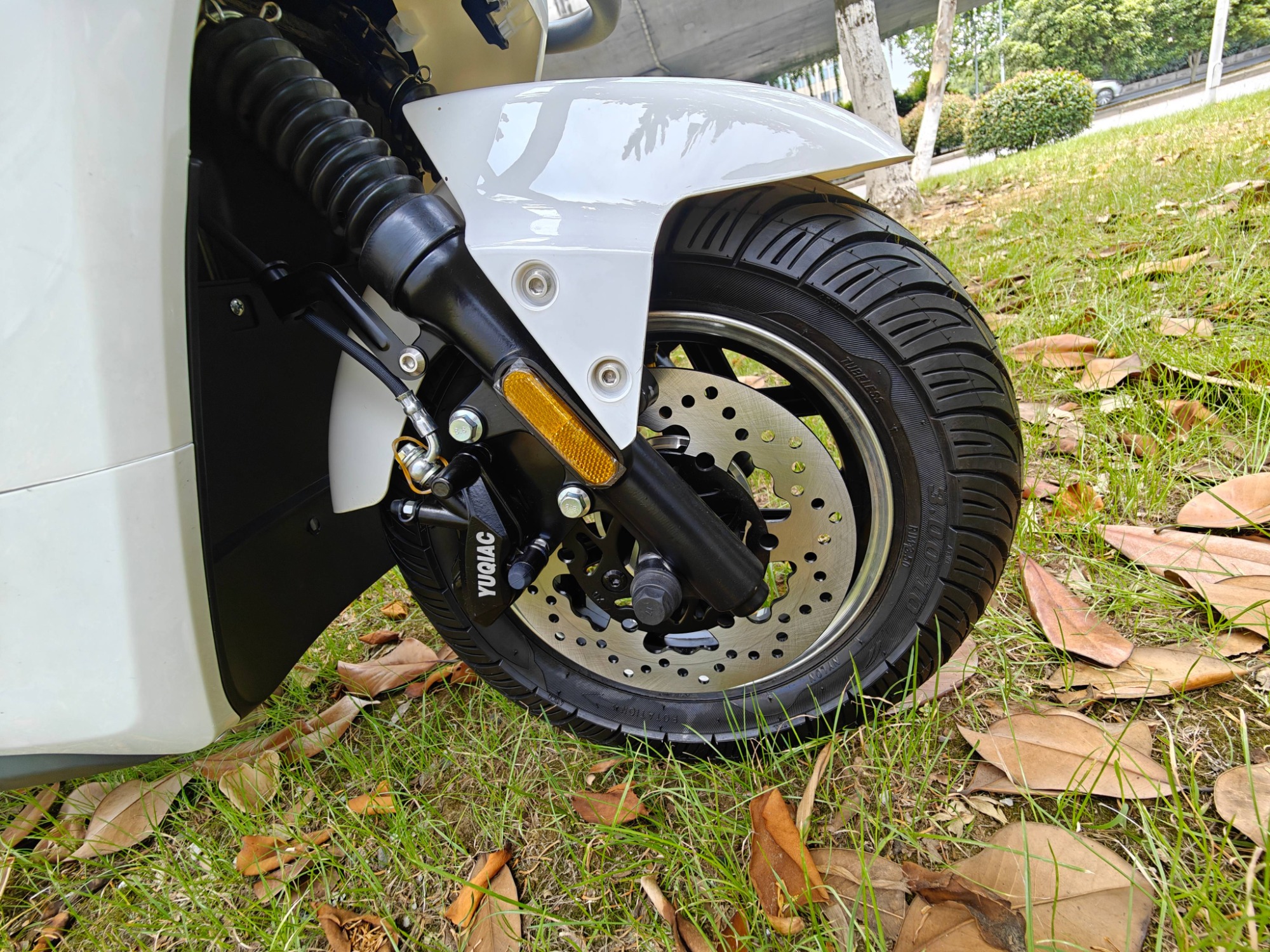 72V800W Latest Two-Wheeled Lightweight Commuter Electric Scooter