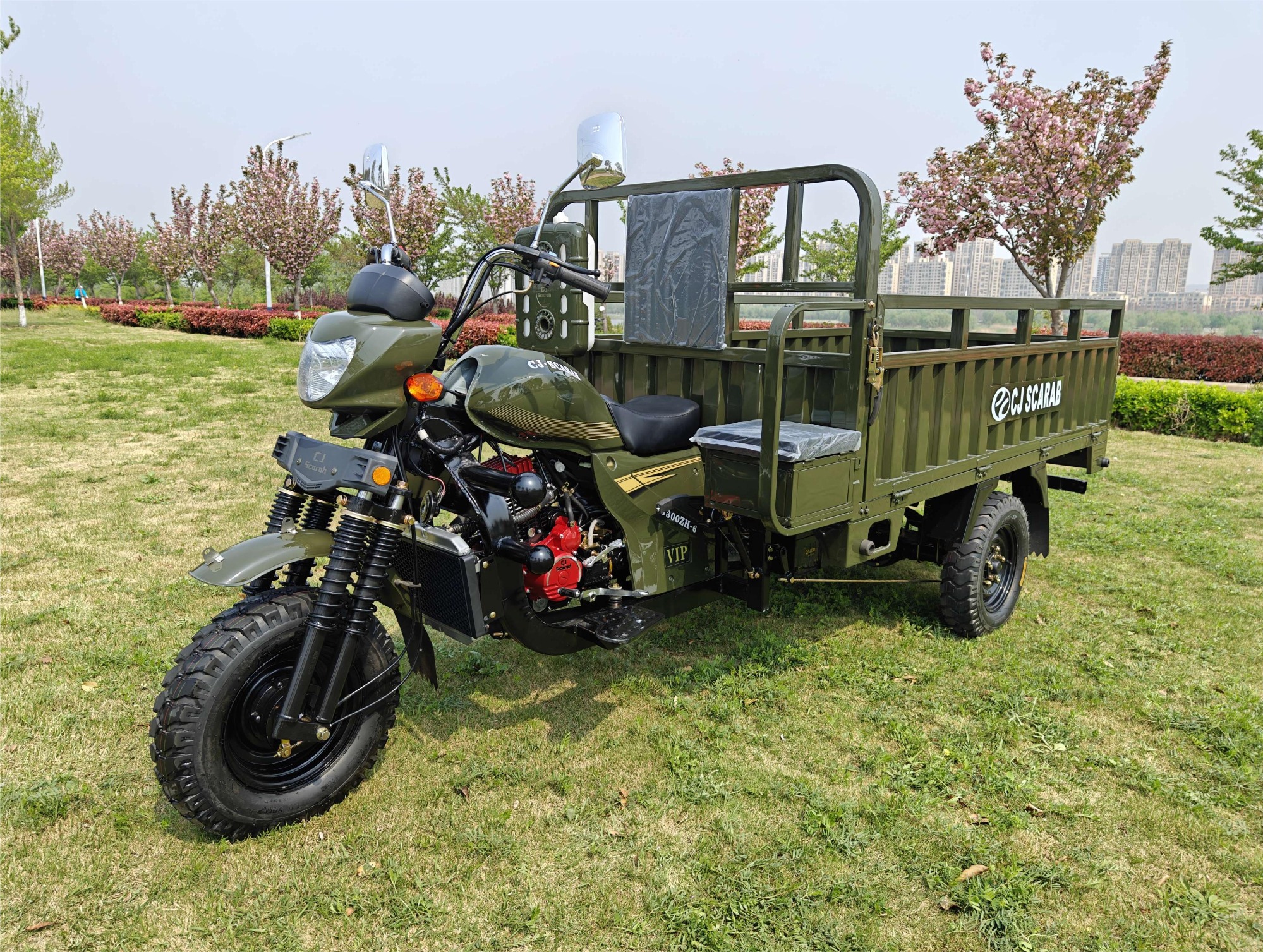 Durable 300cc Gasoline Cargo Tricycle for International Buyers with One-Arm Four-Spring Hydraulic Shock Absorber