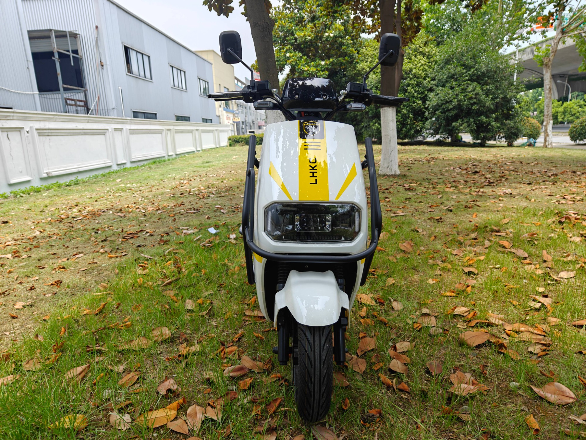 72V800W Latest Two-Wheeled Lightweight Commuter Electric Scooter