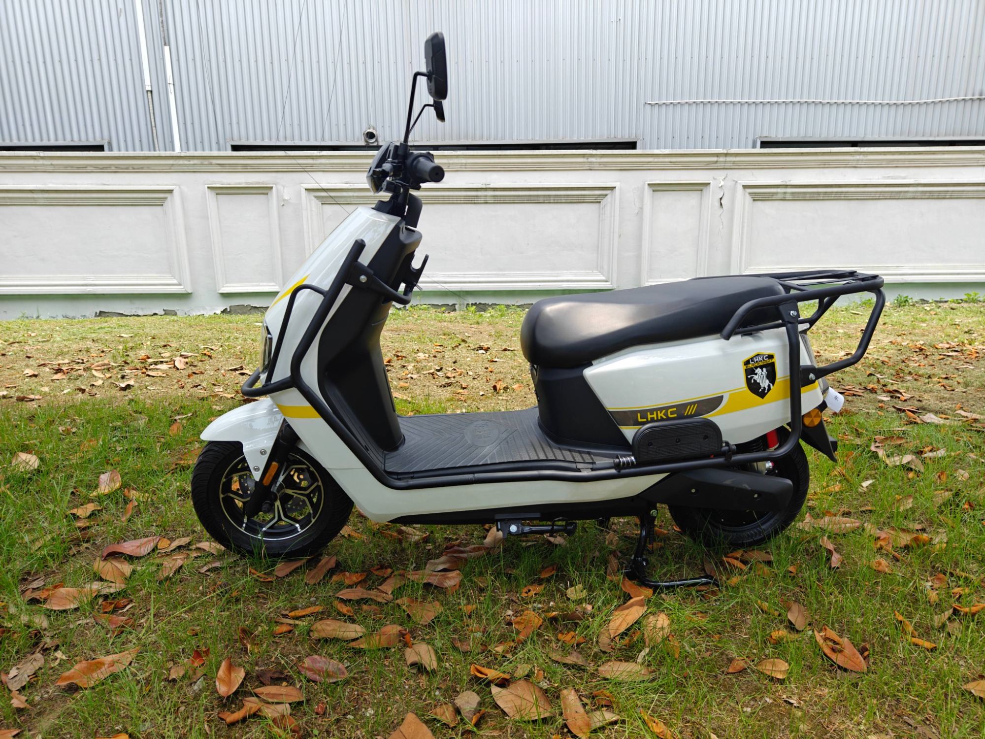 72V800W Latest Two-Wheeled Lightweight Commuter Electric Scooter