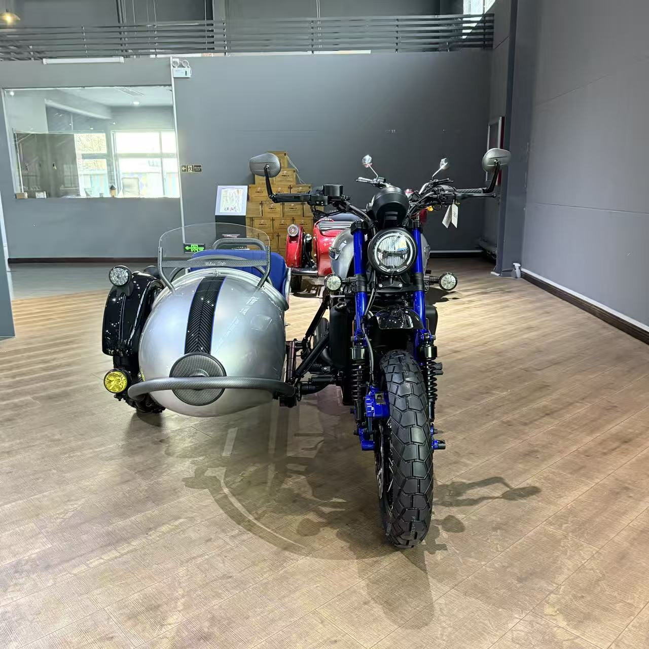 Affordable Travel and Delivery Sidecar Tricycle Two-seater 450cc Sidecar Tricycle with Customizable Colors