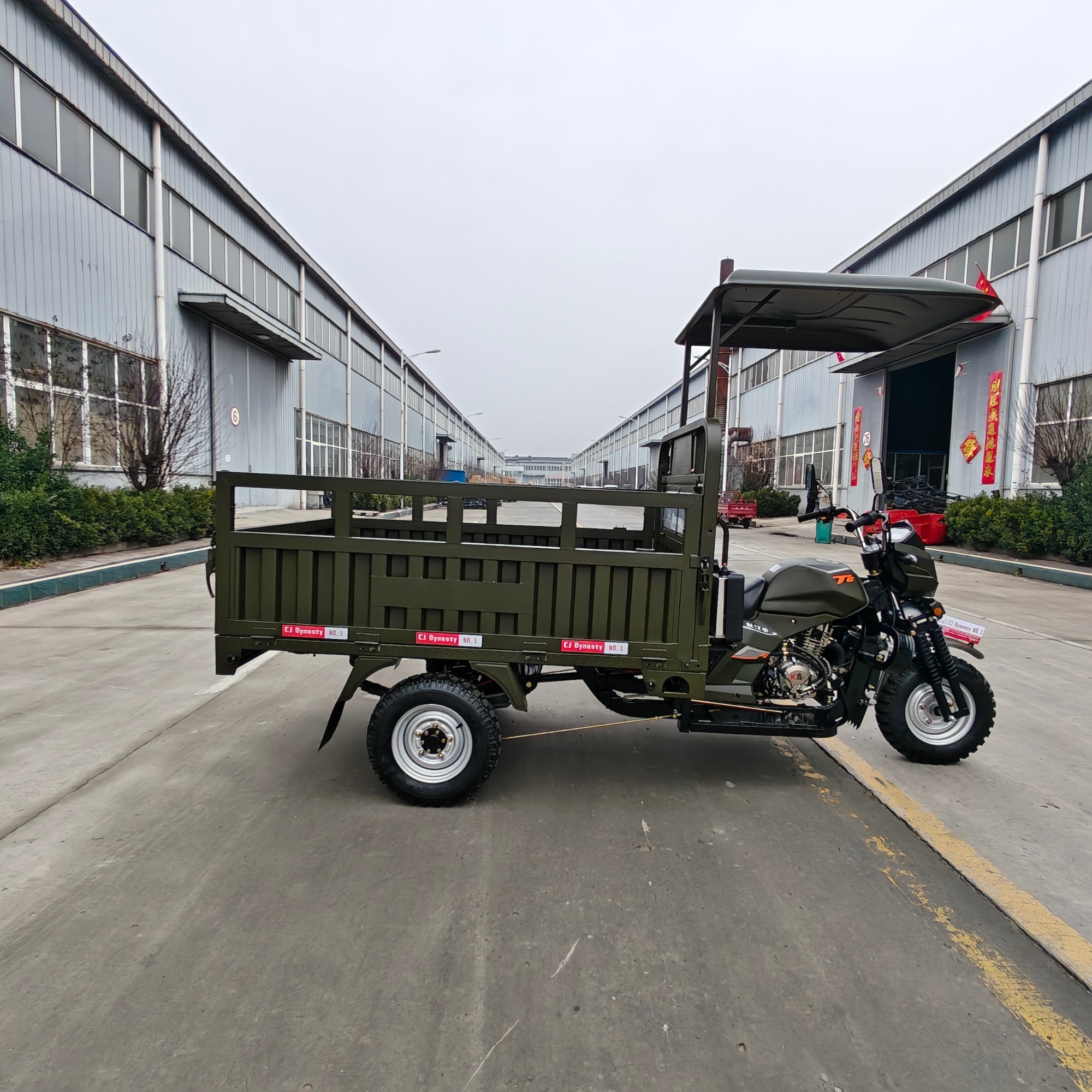 200cc Water-Cooled Gasoline Cargo Tricycle with Sunshade Maximum Load Capacity 1500kg