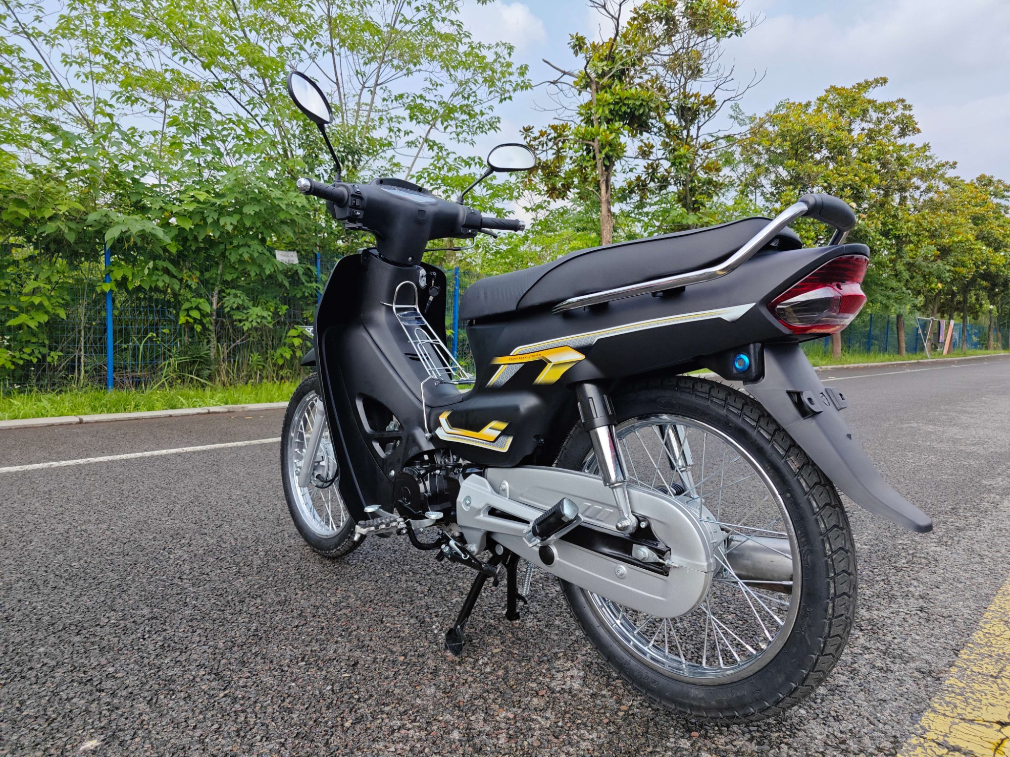 High-Quality Two-Wheeled Lightweight Four-Stroke 110cc Gasoline Motorcycle for Adults
