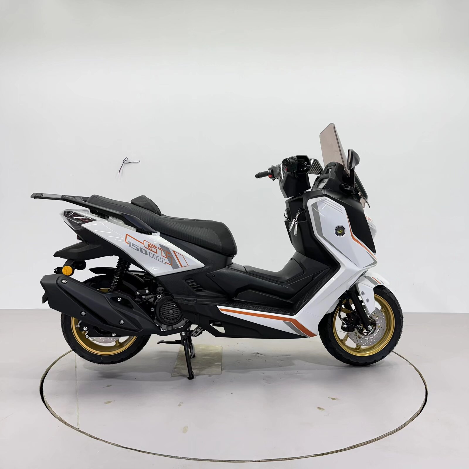 Chinese Manufacturers Directly Sell Gasoline-Powered Two-Wheeled Motorcycles.