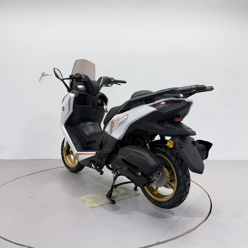 Chinese Manufacturers Directly Sell Gasoline-Powered Two-Wheeled Motorcycles.