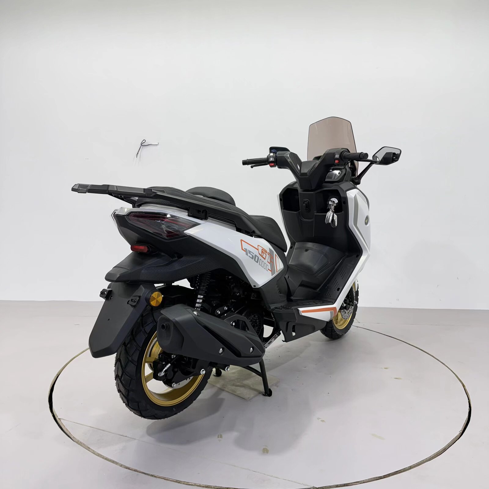 Chinese Manufacturers Directly Sell Gasoline-Powered Two-Wheeled Motorcycles.