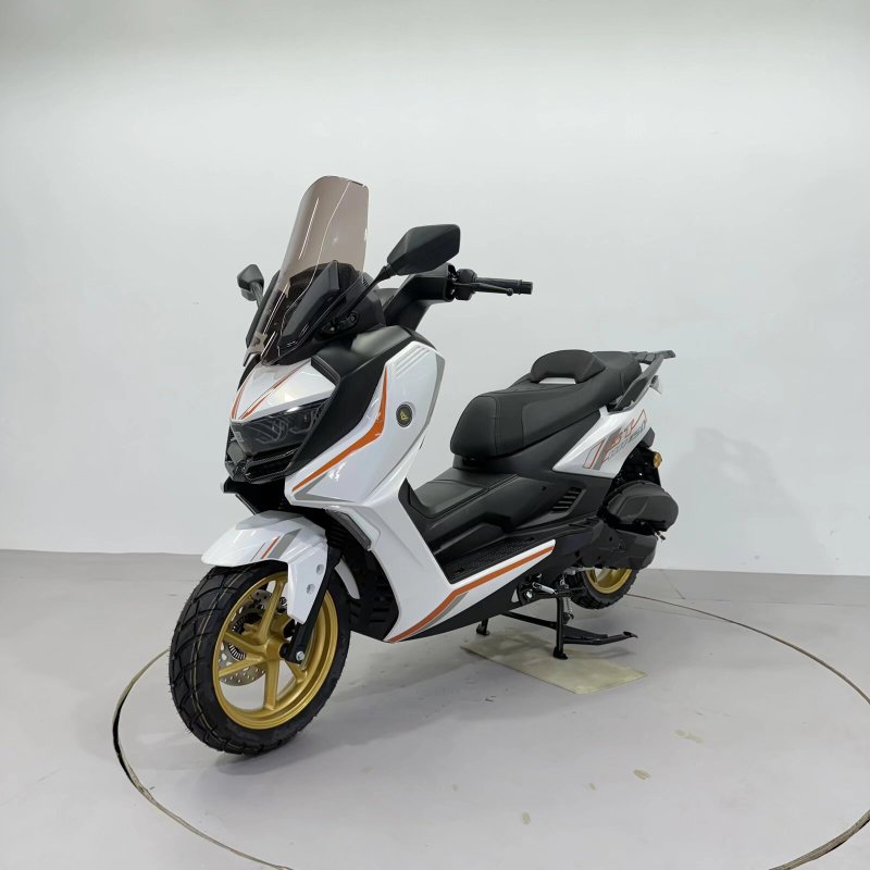 Chinese Manufacturers Directly Sell Gasoline-Powered Two-Wheeled Motorcycles.