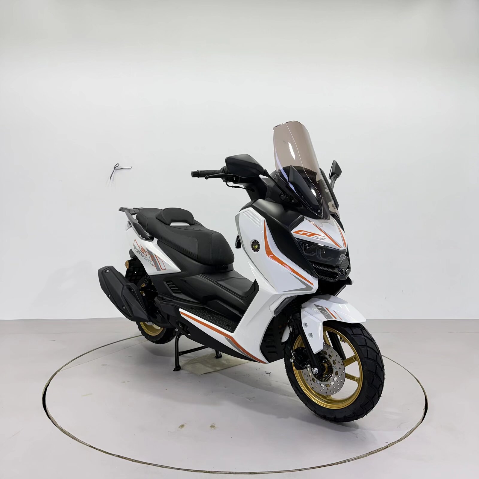 Chinese Manufacturers Directly Sell Gasoline-Powered Two-Wheeled Motorcycles.