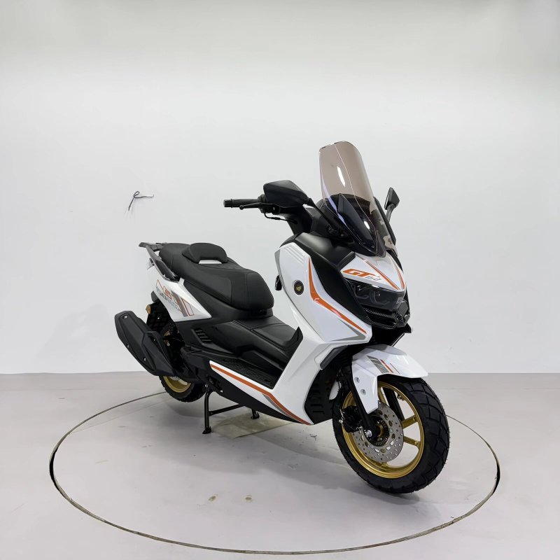 Chinese Manufacturers Directly Sell Gasoline-Powered Two-Wheeled Motorcycles.
