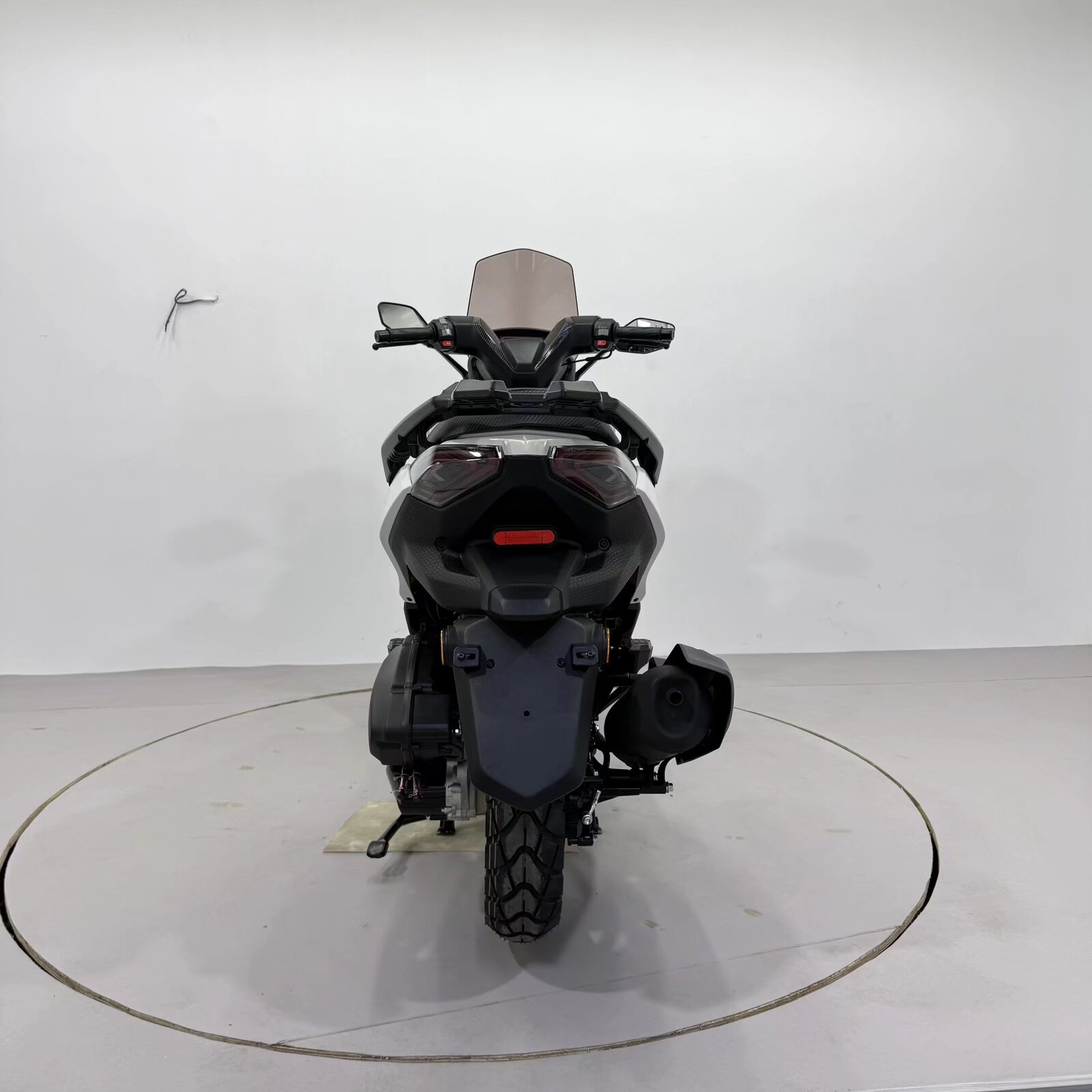 Chinese Manufacturers Directly Sell Gasoline-Powered Two-Wheeled Motorcycles.