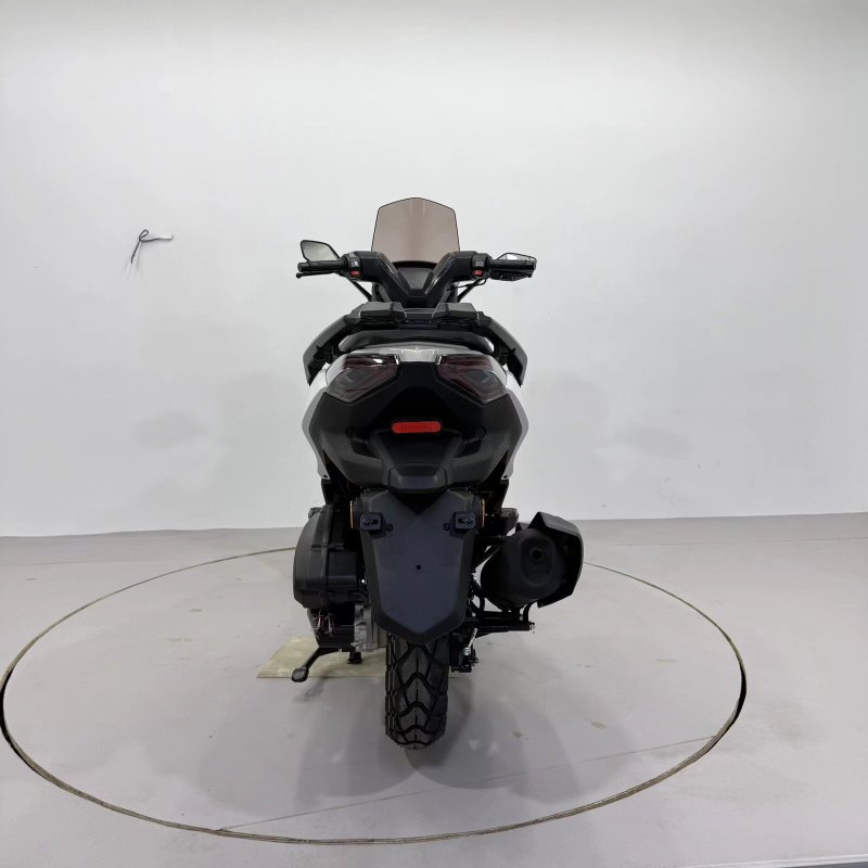 Chinese Manufacturers Directly Sell Gasoline-Powered Two-Wheeled Motorcycles.