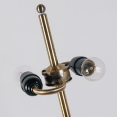 ဟိုတယ်ပရောဂျက် စားပွဲတင်မီးအိမ်၊ စားပွဲတင်မီးချောင်း ဒီဇိုင်းပုံစံ ကြေးဝါရောင်ဖြင့် အထည်အလိပ်အကာဖြင့် ခေတ်မီသည်။