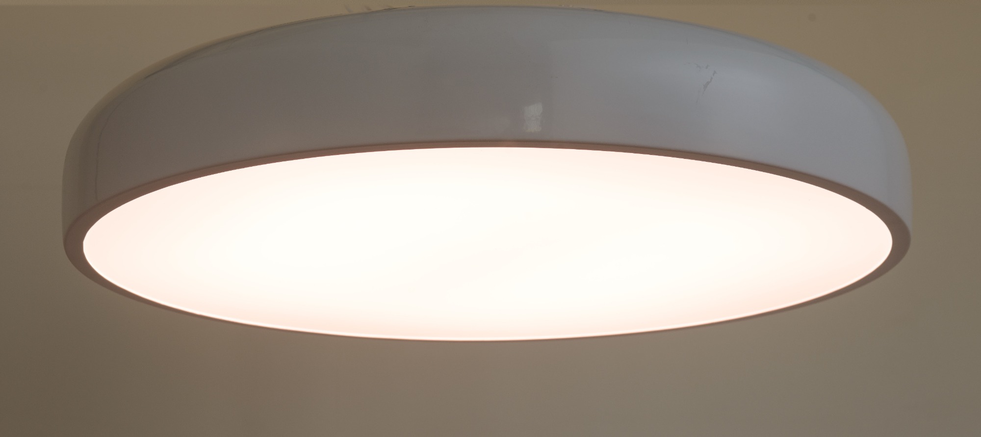 ဟိုတယ်၊ ဗီလာ၊ အိမ်၊ စားသောက်ဆိုင်၊ စားသောက်ဆိုင်များတွင် တပ်ဆင်ထားသော အဖြူရောင် acrylic မှန်ဘီလူးဖြင့် သီးသန့် LED 3000K White Flush-Mount Ceiling Light