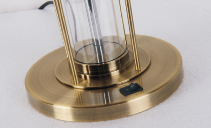 ဟိုတယ်ပရောဂျက် စားပွဲတင်မီးအိမ်၊ စားပွဲတင်မီးချောင်း ဒီဇိုင်းပုံစံ ကြေးဝါရောင်ဖြင့် အထည်အလိပ်အကာဖြင့် ခေတ်မီသည်။