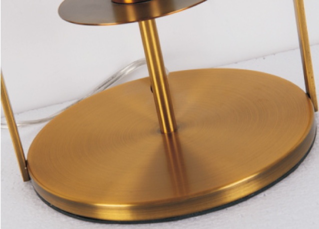 ဟိုတယ်ပရောဂျက် စားပွဲတင်မီးအိမ်၊ စားပွဲတင်မီးချောင်း ဒီဇိုင်းပုံစံ ကြေးဝါရောင်ဖြင့် အထည်အလိပ်အကာဖြင့် ခေတ်မီသည်။