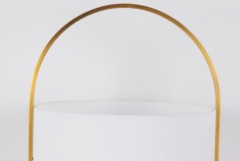 ဟိုတယ်ပရောဂျက် စားပွဲတင်မီးအိမ်၊ စားပွဲတင်မီးချောင်း ဒီဇိုင်းပုံစံ ကြေးဝါရောင်ဖြင့် အထည်အလိပ်အကာဖြင့် ခေတ်မီသည်။