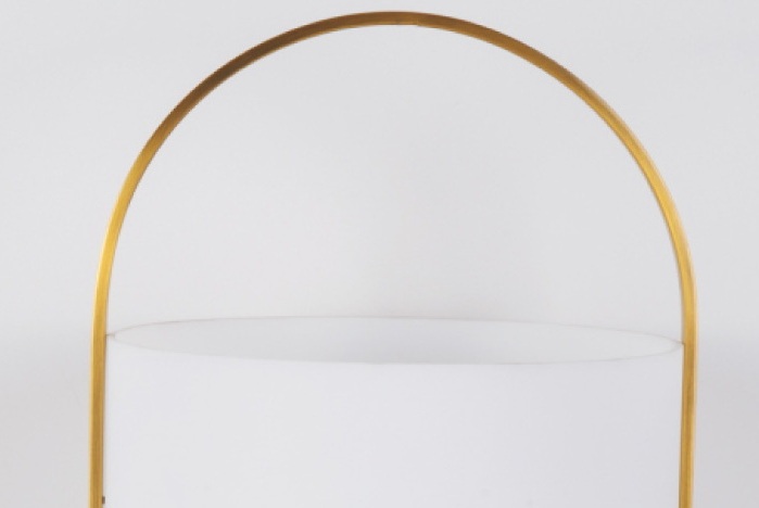 ဟိုတယ်ပရောဂျက် စားပွဲတင်မီးအိမ်၊ စားပွဲတင်မီးချောင်း ဒီဇိုင်းပုံစံ ကြေးဝါရောင်ဖြင့် အထည်အလိပ်အကာဖြင့် ခေတ်မီသည်။