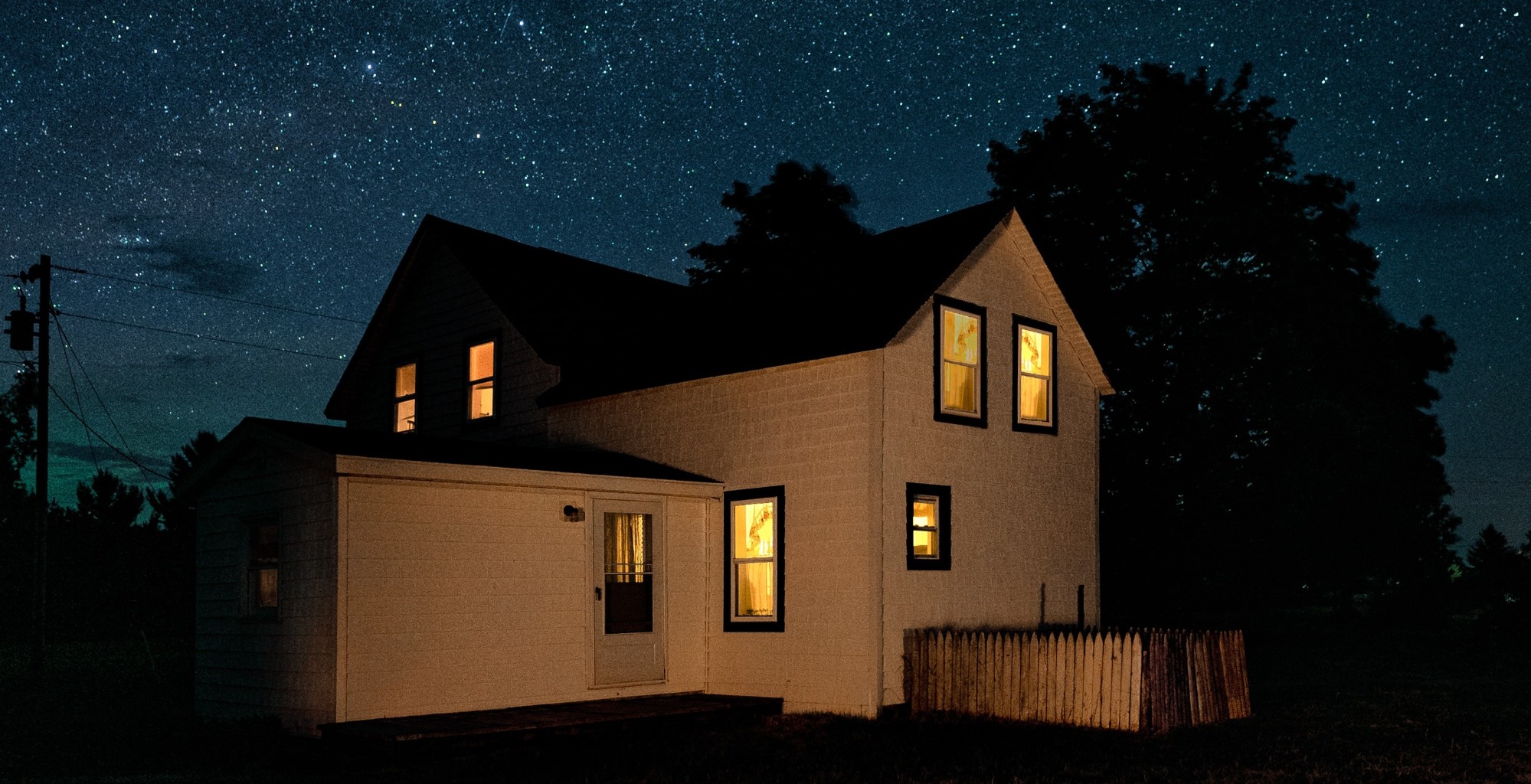 Goenerge solar generator can provide home backup power on blackout nights.