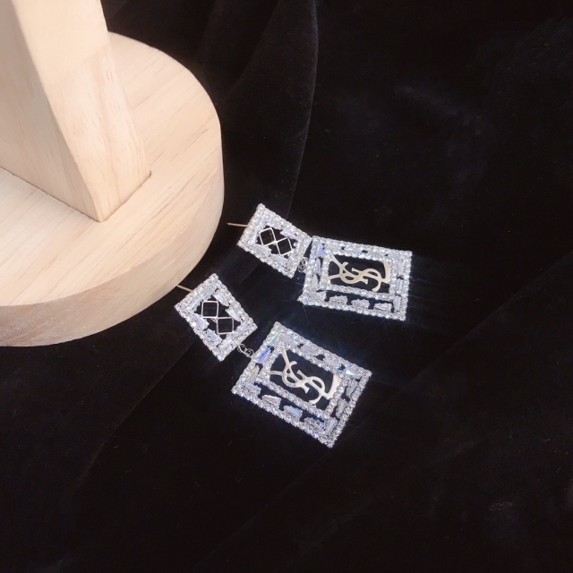 High   Quality   Fashion   Earring     01154