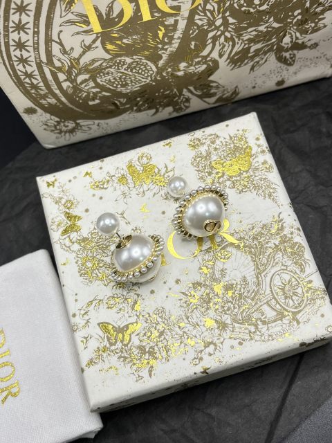 High   Quality   Fashion    Earring    011001