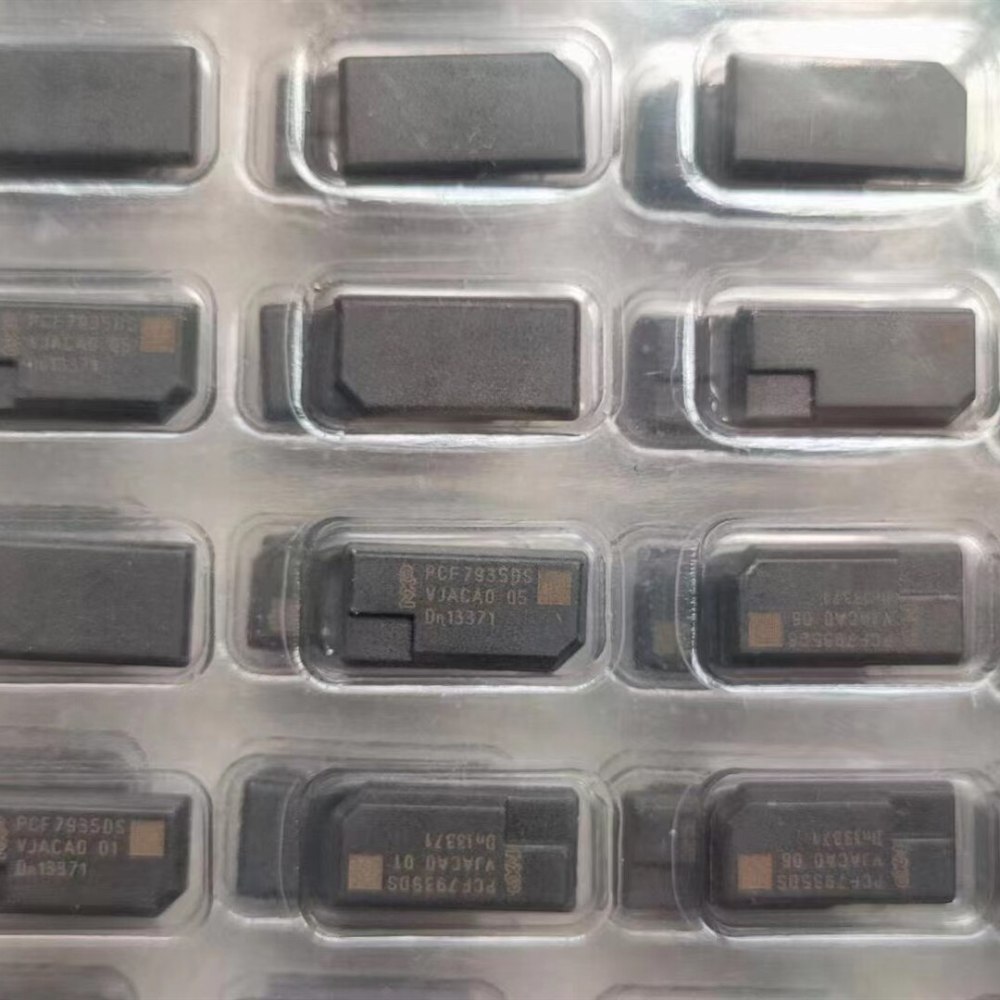 Original NXP PCF7935DS transponder chip